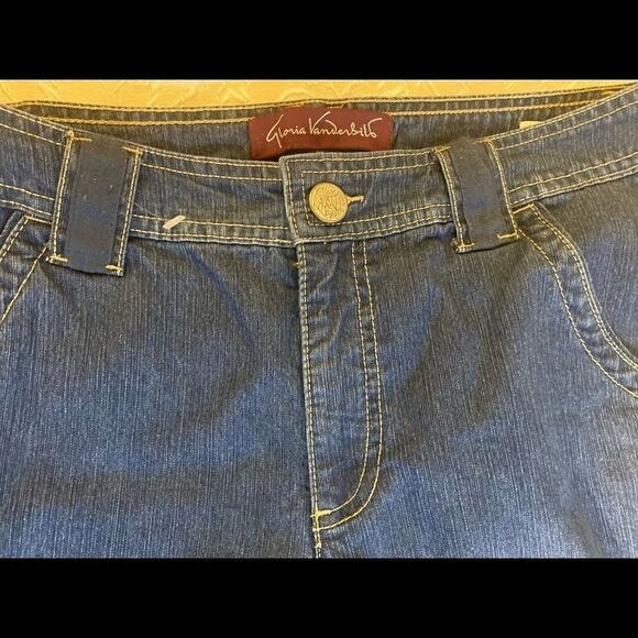 GloriaāVanderbiltāāDenimĀ CroppedāCapriāSizeā:6 - Picture 3 of 10